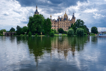 Fototapeta na wymiar Das berühmte historische Schloss in Schwerin