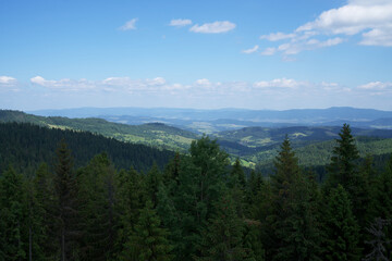Fototapeta premium Krajobraz górki, góry w chmurach, góry i doliny widok na wysokie Tatry oraz doliny w pobliży wysokich gór. 