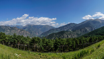 Fototapeta na wymiar Panorámica de las montañas de Andorra