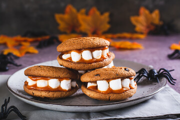 Gingerbread cookies with marshmallow teeth on a halloween plate