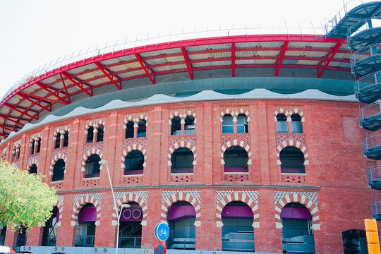 Fachada de la plaza de toros de Valencia, Espa&ntilde;a, ahora convertido en shopping