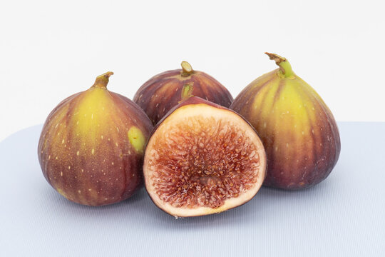 Higos frescos, sobre un fondo blanco
