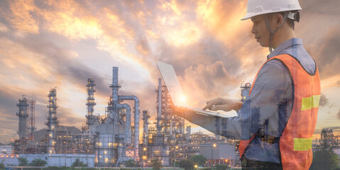 Obraz premium Double exposure of businessman or engineer wearing b hat with oil and gas refinery background