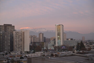 Fototapeta na wymiar Santiago de Chile en edificios al atardecer.