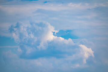 夏の日の夕暮れ時の雲の写真。遠い昔の子供時代を思い出させてくれる風景です。