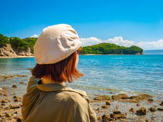 【旅行】夏の青空と透き通った海をみる女性　後ろ姿