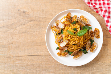 Stir Fried Spaghetti with Clams and Garlic and Chilli