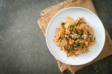 Stir-fried noodle with minced chicken and basil