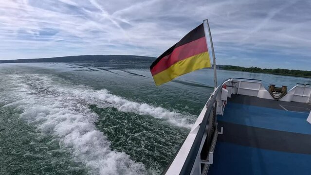 Schifffahrt auf dem schönen Bodensee Sommer mit Deutschland Flagge