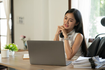 Obraz premium Asian business woman looking at financial documents