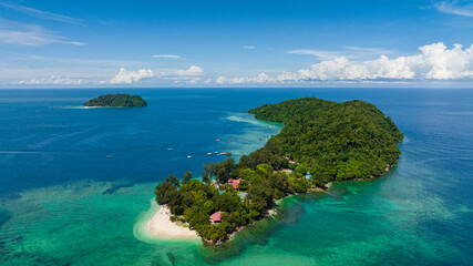 Aerial view of tropical islands and beautiful beach. Tunku Abdul Rahman National Park. Manukan and Sulug islands. Kota Kinabalu, Sabah, Malaysia. - obrazy, fototapety, plakaty