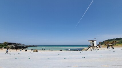 lifeguard stand on the beach