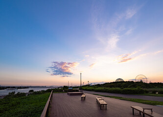初夏の葛西臨海公園 水族館と観覧車の夕景