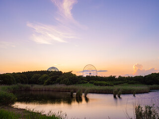 初夏の葛西臨海公園 水族館と観覧車の夕景