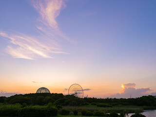初夏の葛西臨海公園 水族館と観覧車の夕景