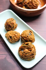 Dry Patra is an Indian dish made with colocasia leaves that are coated with a spicy gram flour batter and deep fried. It's a popular dish in Gujarat. Also known as Patra ni, bardoli's Karara patra. 