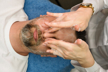 Obraz na płótnie Canvas Facial cleansing procedure for man