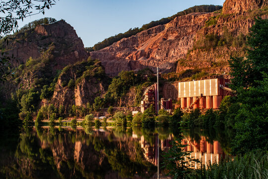 Red rock reflexions in Water
