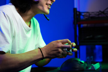 ゲームをする若い男性　ライフスタイルイメージ