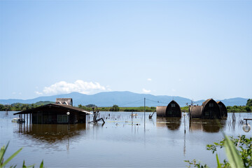 Obraz premium 日本の岡山県瀬戸内市の水没したペンション村