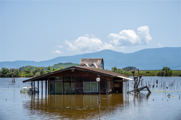 Naklejka premium 日本の岡山県瀬戸内市の水没したペンション村