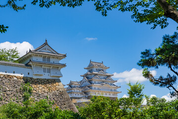 青空に映える世界遺産　国宝姫路城
