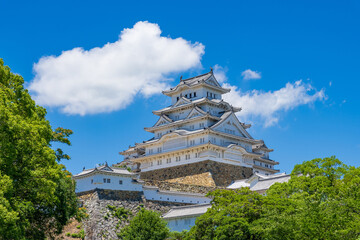 青空に映える世界遺産　国宝姫路城