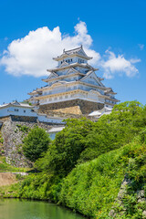 青空に映える世界遺産　国宝姫路城