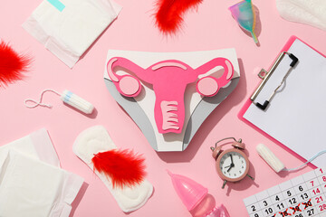 Hygiene products during the lunar cycle, with a calendar, on a pink background