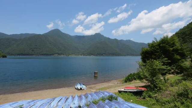 保管している手漕ぎボートが並ぶ美しい湖畔の風景。西湖で撮影。