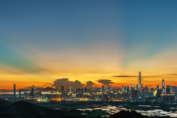 Obraz premium v-shaped anti-crepuscular ray over Shenzhen city during sunset, viewed from Hong Kong border