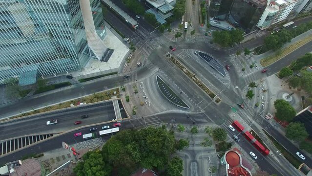 Toma a&eacute;rea de la glorieta que esta en el cruce de Av. Mixcoac y Av. Insurgentes en la Ciudad de M&eacute;xico.