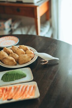 つまみ食いする文鳥
