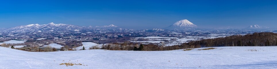 北海道・豊浦町 冬のポロモイ山から望む羊蹄山のパノラマ風景