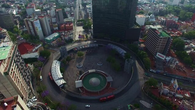Toma de drone que inicia mostrando la Ciudad de M&eacute;xico y termina en la Glorieta de Insurgentes, CDMX