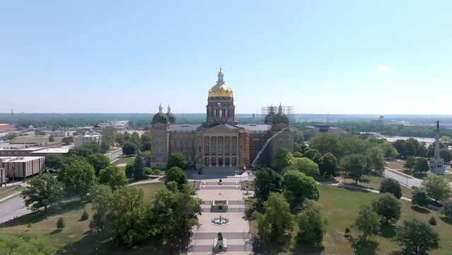 Iowa state capitol building in Des Moines, Iowa with drone video pulling back.