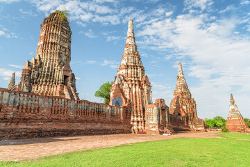 Scenic ruins of Wat Chaiwatthanaram in Ayutthaya, Thailand - obrazy, fototapety, plakaty