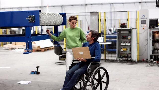Proyecto sin títulosocial inclusion in the factory, workers talking in the factory, disabled person workingsocial inclusion in the factory, workers talking in the factory, disabled person working