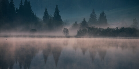 lever de soleil et brume matinale sur le lac de Lamoura dans le Haut Jura en France