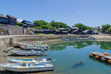 Fototapeta na wymiar 佐久島西港付近の黒壁の集落（愛知県）