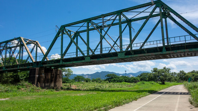 真夏の暑い日に遠賀川の河原で、福智山を鉄橋の下に眺める。On a hot midsummer day, on the banks of the Onga River, you can see Mt. Fukuchi under the iron bridge.