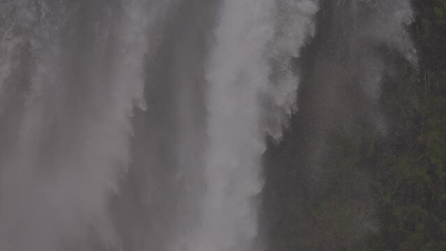 Cascada caudalosa en islandia