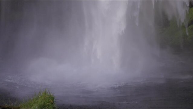 Cascada caudalosa en islandia