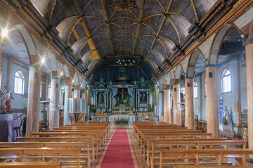 Intérieur d'une église jésuite en bois au Chili, archipel de Chiloé  - obrazy, fototapety, plakaty
