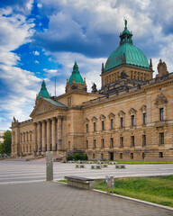 Obraz premium Totalaufnahme des Bundesverwaltungsgerichts am Simsonplatz mit markanten grünen Kuppeln und klassizistischer Architektur, Leipzig, Sachsen, Deutschland