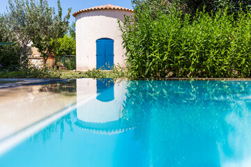 Piscine à débordement avec reflet de la tour.