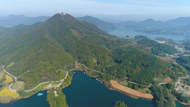 충북 제천시 청풍호와 산
