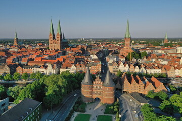 Deutschland, Schleswig-Holstein, Hansestadt Lübeck. Altstadt aus der Luft.