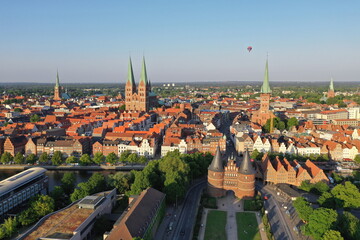 Deutschland, Schleswig-Holstein, Hansestadt Lübeck. Altstadt aus der Luft.