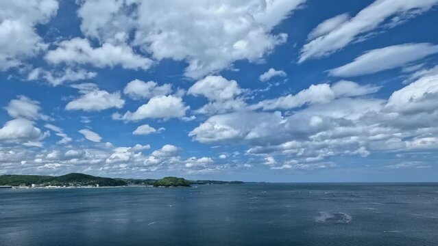 青空に雲が映える南三陸町の海。